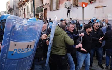 Un momento della protesta dei manifestanti che hanno sfondato la prima barriera di agenti posta dalle forze dell'ordine a Bagnoli, davanti alla sede della Municipalità dove si sta effettuando un Consiglio comunale speciale sulla Coppa America, 3 Marzo 2026. ANSA/CESARE ABBATE