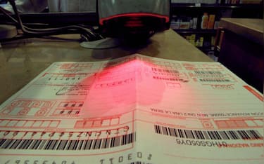 AUMENTO DEI TICKET. DOPO LA MANOVRA FINANZIARIA, RICETTA MEDICA PER L'ACQUISTO DI FARMACI IN UNA FARMACIA (Enrico Brandi / Fotogramma/Fotogramma, MILANO - 2011-07-19) p.s. la foto e' utilizzabile nel rispetto del contesto in cui e' stata scattata, e senza intento diffamatorio del decoro delle persone rappresentate
