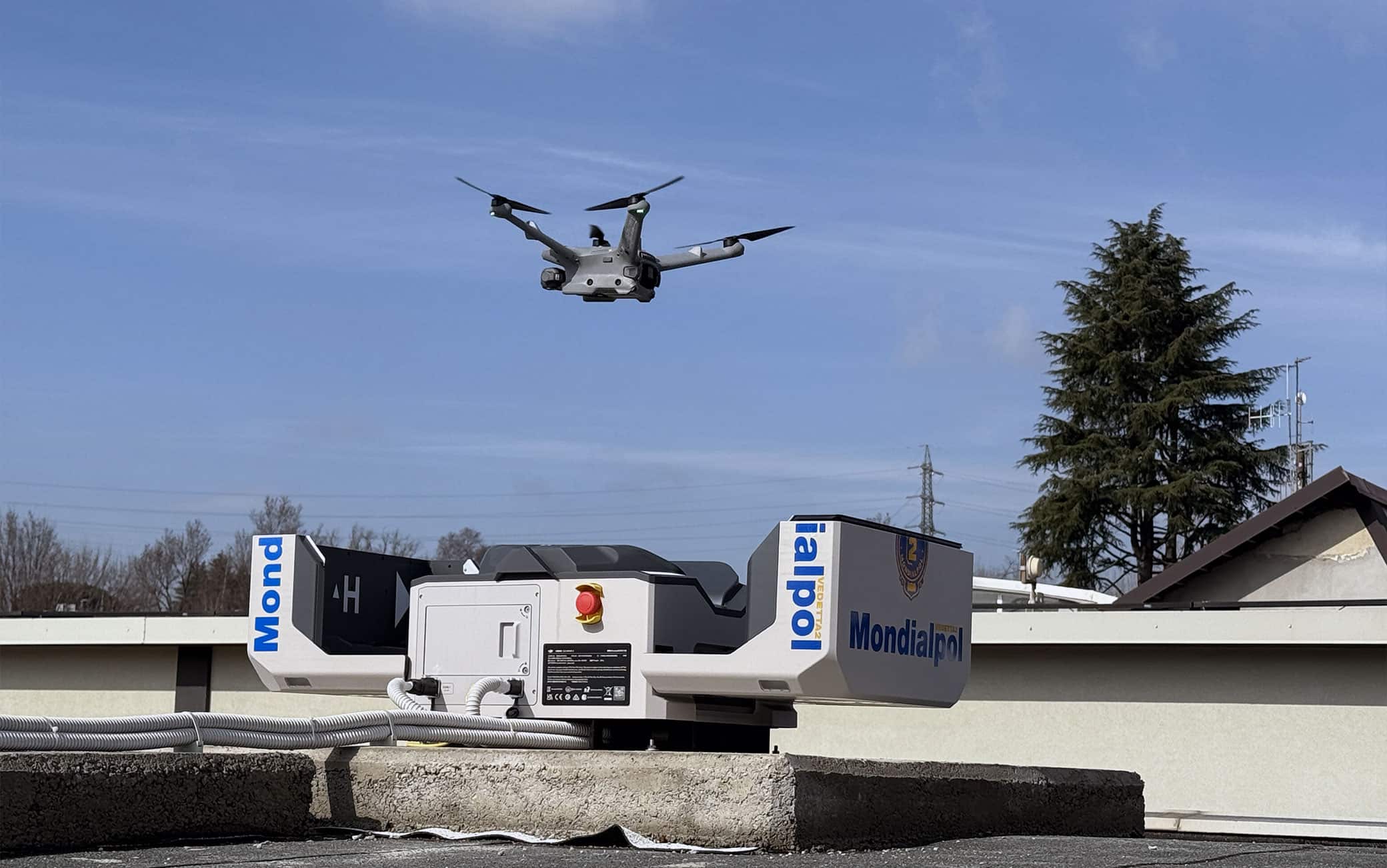 Il drone di sorveglianza esce dalla sua docking station e inizia la perlustrazione