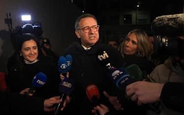 epa12659654 Presidential candidate Antonio Jose Seguro (C) accompanied by his wife Margarida Maldonado Freitas (L) speaks to reporters upon arrival at his campaign headquarters in Caldas da Rainha, Portugal, 18 January 2026. More than 11 million voters are called upon to elect the new President of the Portuguese Republic, who will succeed Marcelo Rebelo de Sousa, who has reached the limit of his terms in office. There are 11 accepted candidates, a record number.  EPA/JOSE COELHO