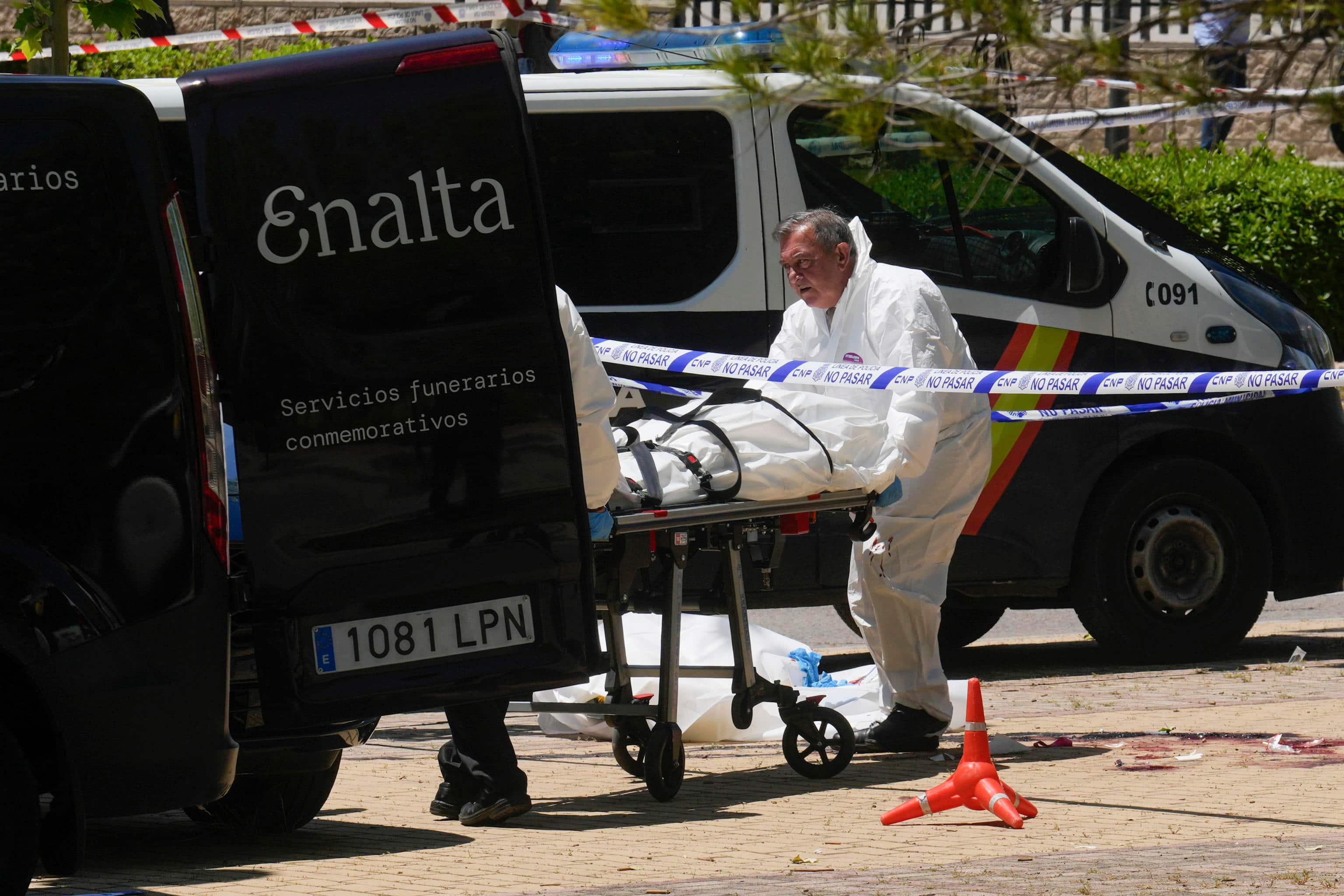 epaselect epa12122754 The body of Ukrainian Andrey Portnov, who was an aide to former Ukrainian president Viktor Yanukovich is removed in the suburb of Pozuelo de Alarcon, Madrid, Spain, 21 May 2025. Potnov was shot dead outside the American School of Madrid, according to Spain's Interior Ministry.  EPA/BORJA SANCHEZ-TRILLO