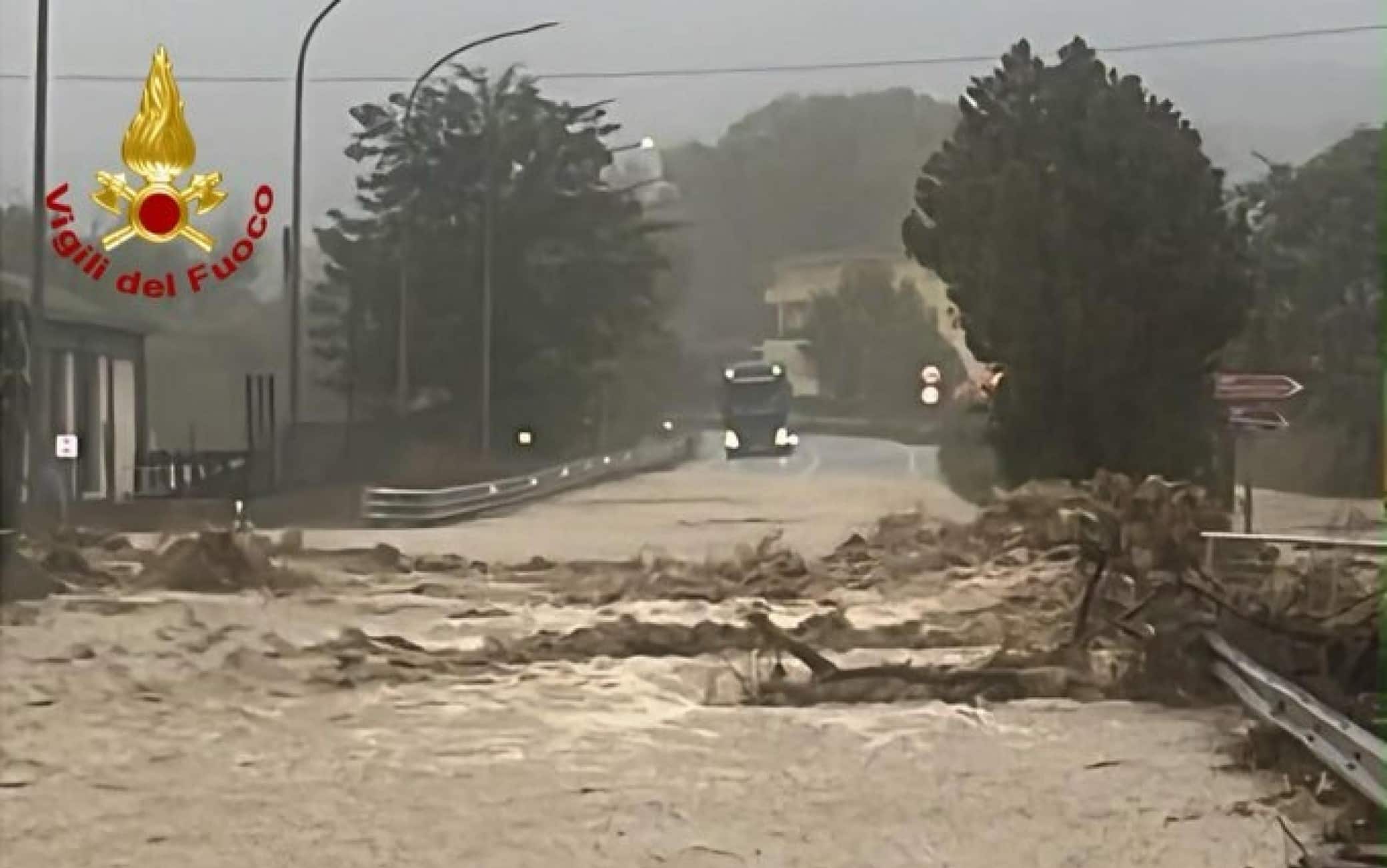 I vigili del fuoco soccorrono cinque persone bloccate in auto da acqua e fango lungo la SS107 e la SP30, tra Santa Severina e Belvedere di Spinello, Crotone, 21 ottobre 2026. ANSA/ VIGILI DEL FUOCO +++FOTO DIFFUSA DALL'UFFICIO STAMPA - USARE SOLO PER ILLUSTRARE OGGI LA NOTIZIA INDICATA NEL TITOLO - NON ARCHIVIARE - NON VENDERE - NON USARE PER FINI NON GIORNALISTICI - NPK+++