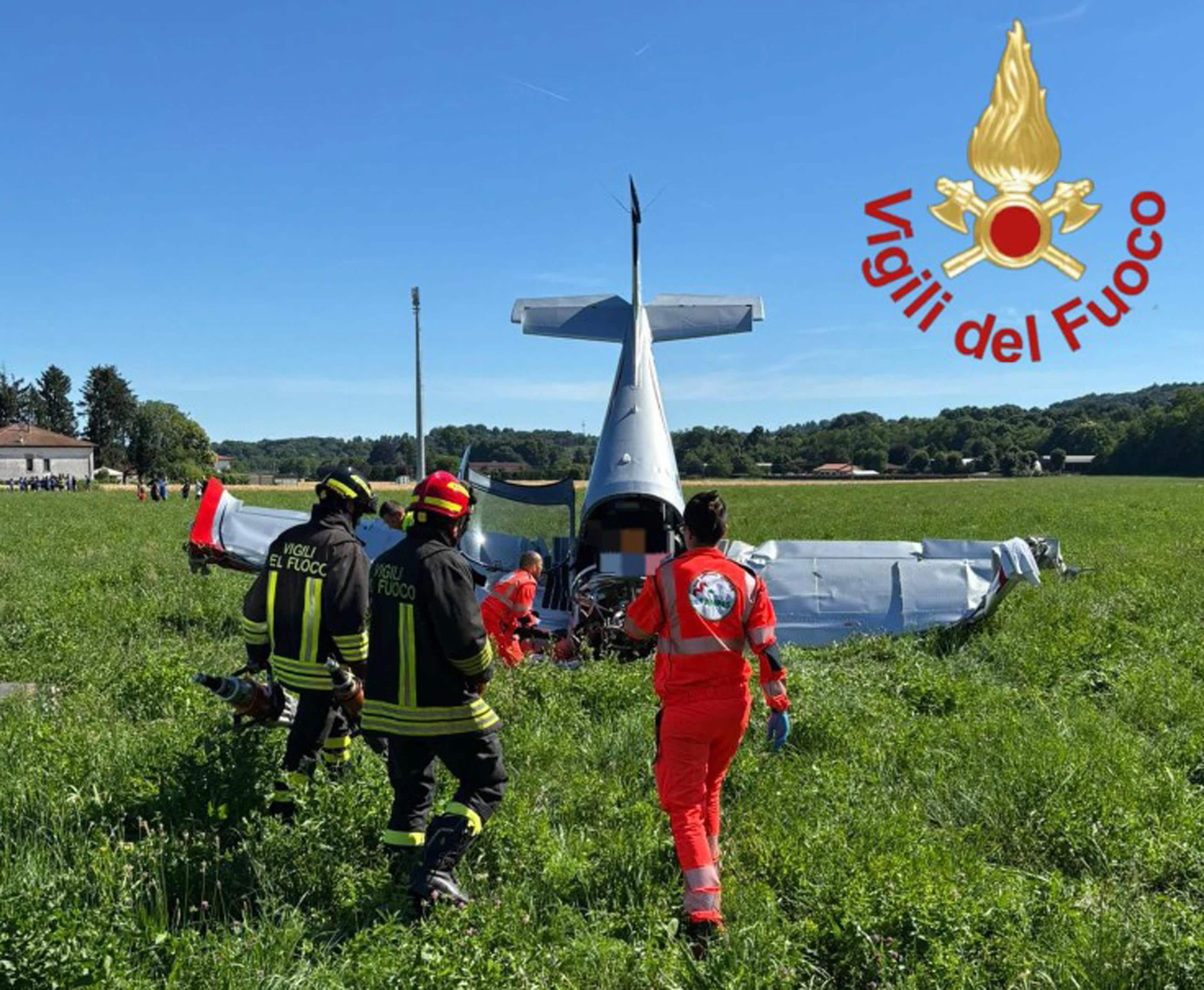 Un aereo da turismo a due posti caduto attorno alle 16.30 in un campo nei pressi del centro sportivo di Lurate Caccivio (Como), con i due occupanti - due uomini di 55 e 66 anni - che secondo le prime informazioni sarebbero in condizioni gravissime, Lurate Caccivio, 13 giugno 2026. ANSA/Ufficio stampa Vigili del fuoco +++ UFFICIO STAMPA VIGILI DEL FUOCO +++ FOTO NON IN  VENDITA - DA USARE SOLO PER FINI GIORNALISTICI  +++ NPK +++