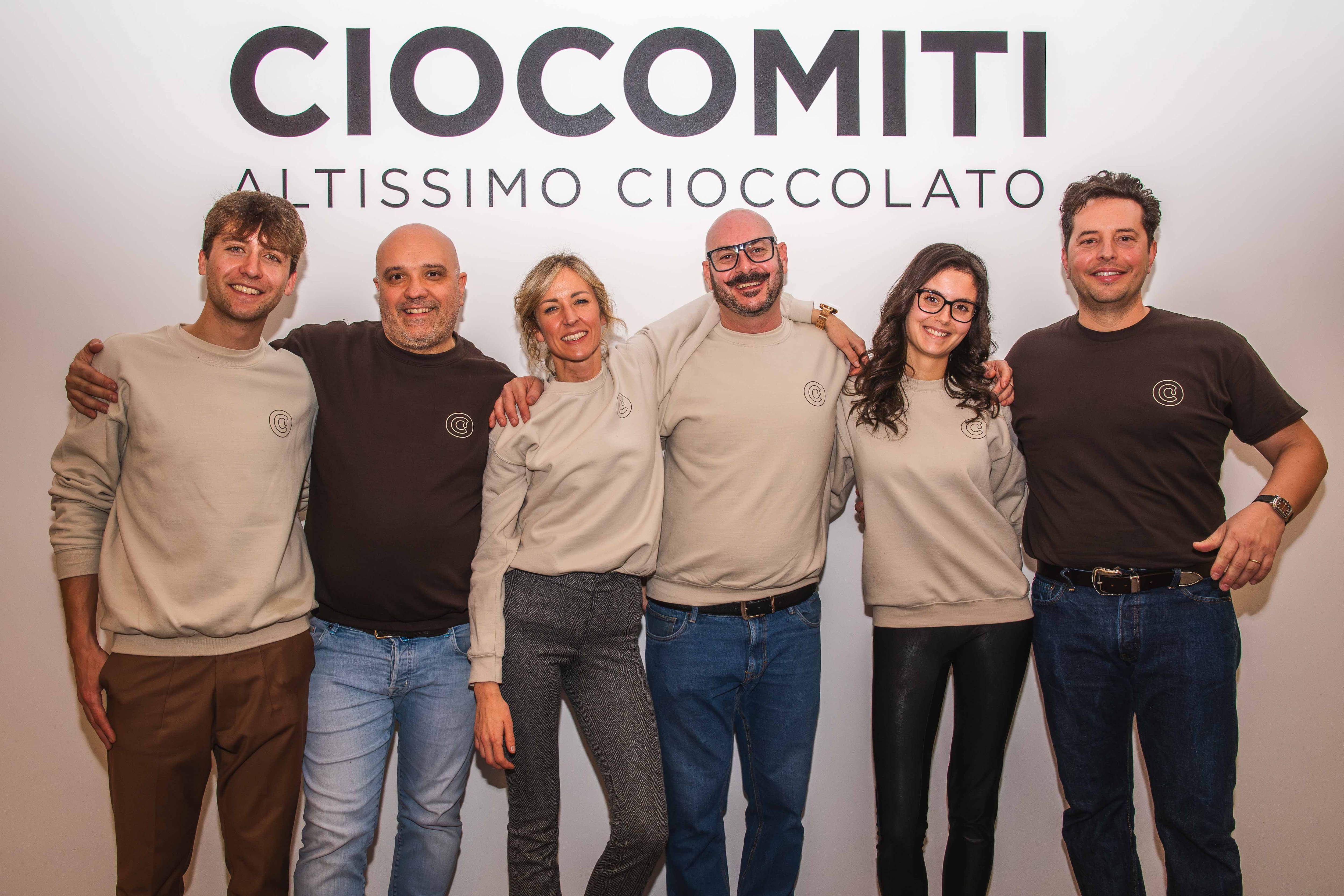 Da sin. a destra: Paolo Stefanolli: IT e responsabile acquisti, Luca Bondioli: socio amministratore, cura tutta la parte PR e finanza, Serena Cristoforetti: marketing eventi e private label, Andrea Guerrato: responsabile stabilimento e produzione, Martina Lucchini: team di produzione e confezionamentoe, Matteo Fedrizzi: socio amministratore, si occupa della parte operativa dell'azienda.