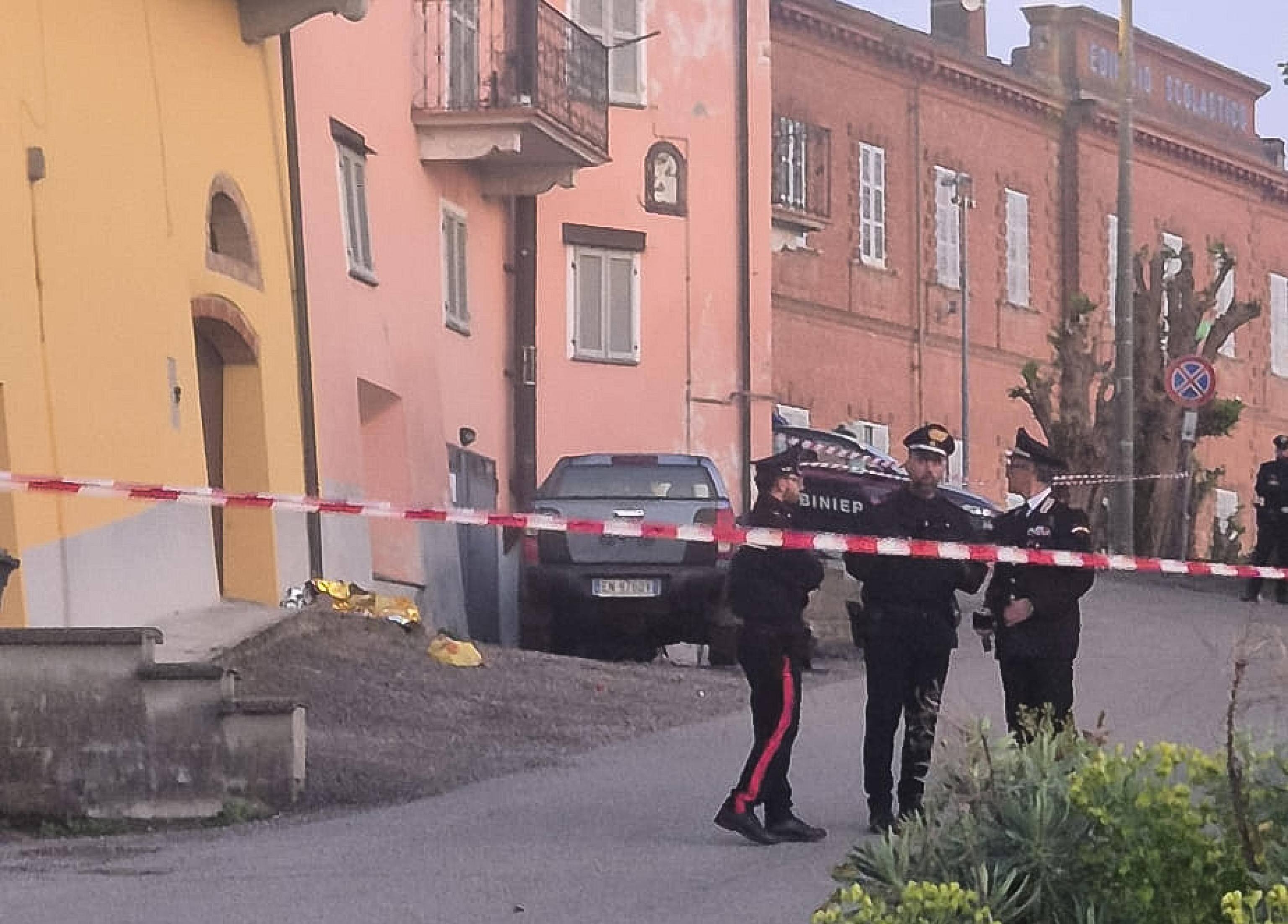 Carabinieri sul luogo in cui una donna di 53 anni sarebbe stata uccisa a                  coltellate alla gola                  per strada a Vignale Monferrato (Alessandria). 20 aprile 2026. ANSA/Elena Girani