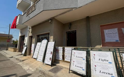 Fiocchi, nastri, rose e palloncini rossi posizionati su balconi, porte e cancelli di tutte le case di via de Pietro e delle strade che conducono dall'abitazione della famiglia Isceri alla chiesa Maria Regina di Squinzano (Lecce), dove si celebreranno i funerali di Lorena Isceri, la 45enne uccisa nei giorni scorsi a Firenze dell'ex compagno. L'iniziativa è dei vicini di casa della famiglia della vittima. Su alcuni muri di abitazioni ci sono anche fiori rossi con la foto di Lorena, Squinzano 9 settembre 2026. ANSA/ISABELLA MASELLI