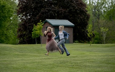  Samara Weaving  e  Kathryn Newton in FInchè Morte non ci separi