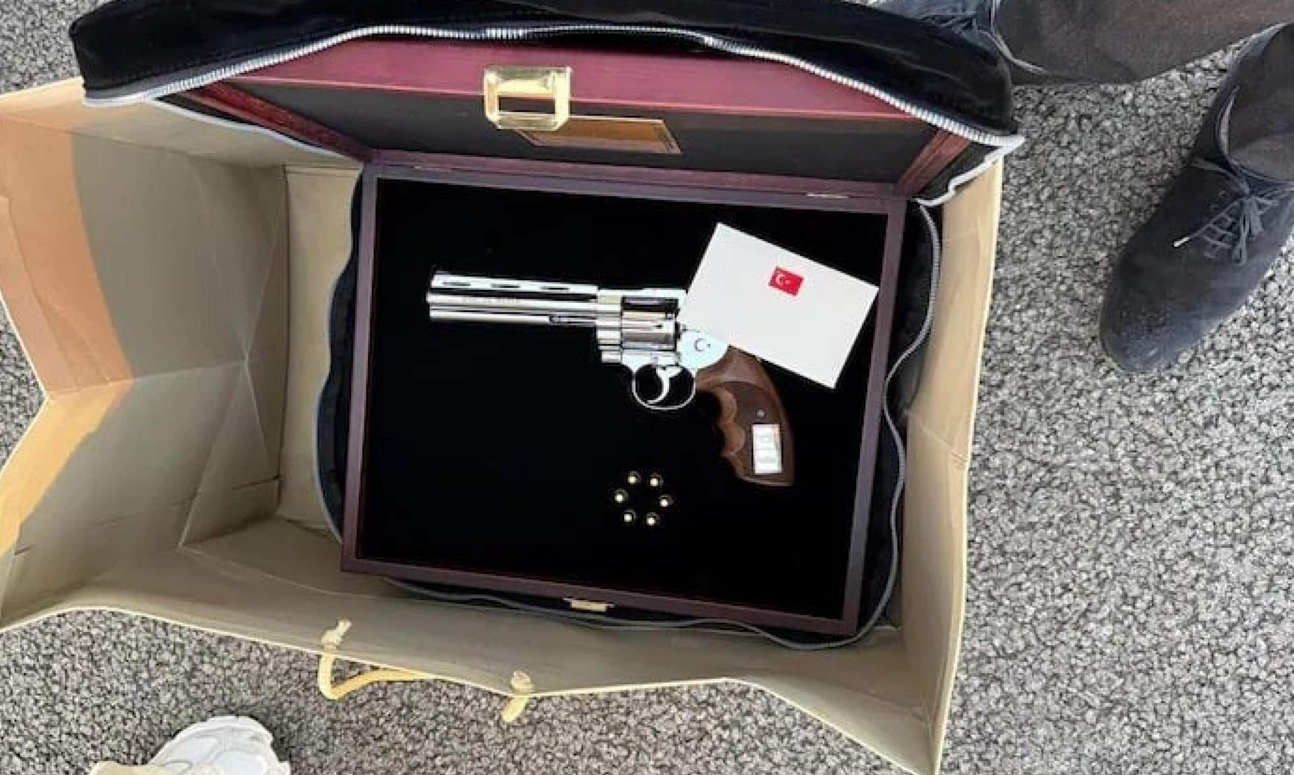 Il revolver regalato da Erdogan