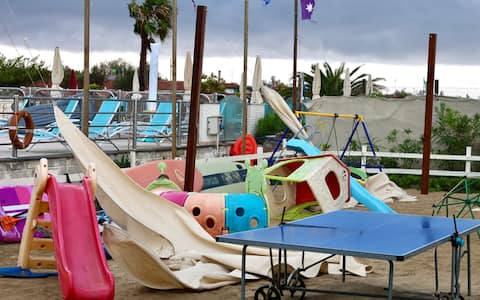 IPA88312420 - Viareggio i danni agli stabilimenti balneari causati dal passaggio di una tromba d’aria