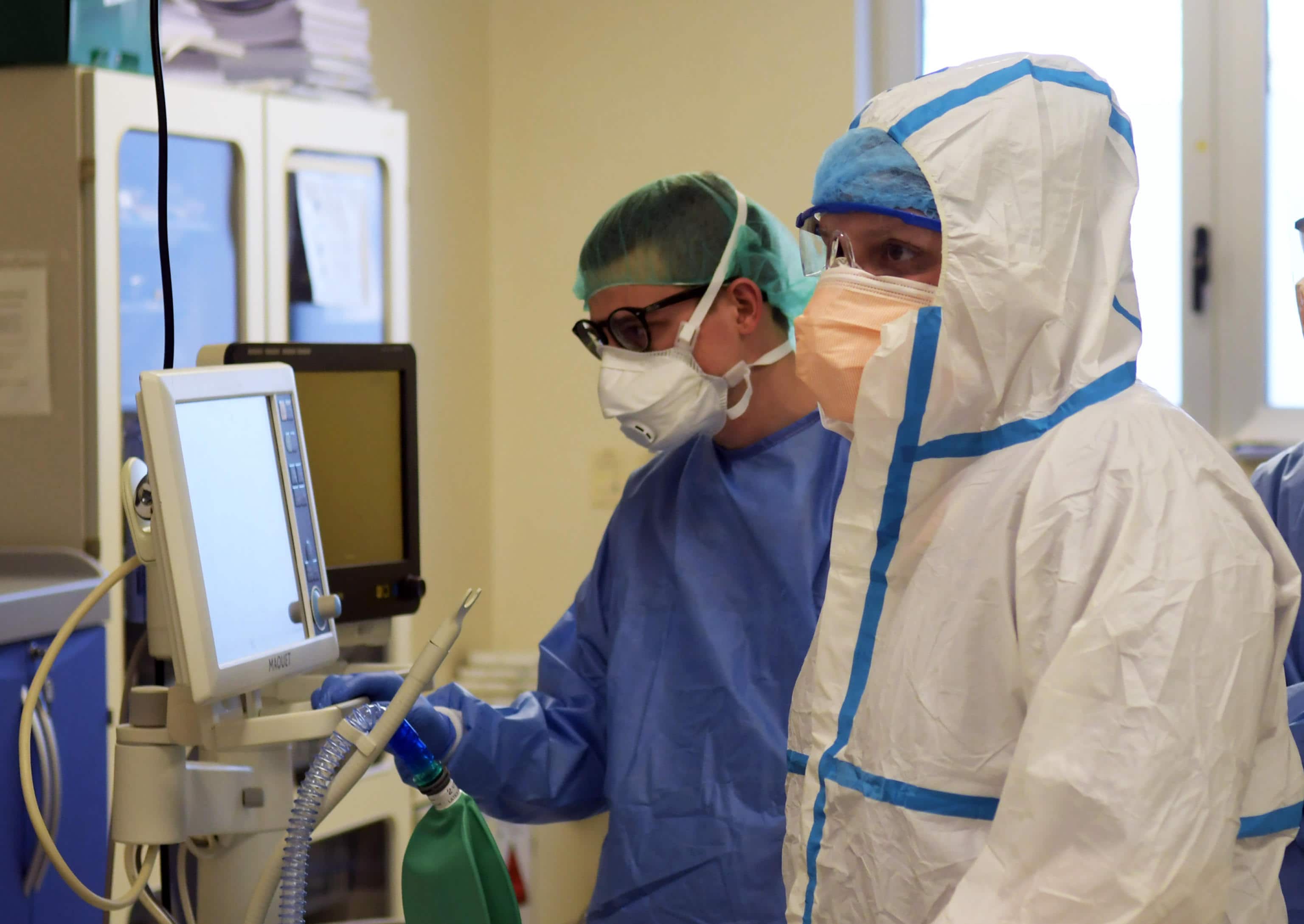 Medici e infermieri al lavoro senza sosta nel reparto di terapia intensiva passato da 5 a 17 letti per curare i pazienti covid all' ospedale di Vizzolo Predabissi, 24 Marzo 2020. Ansa/Andrea Canali