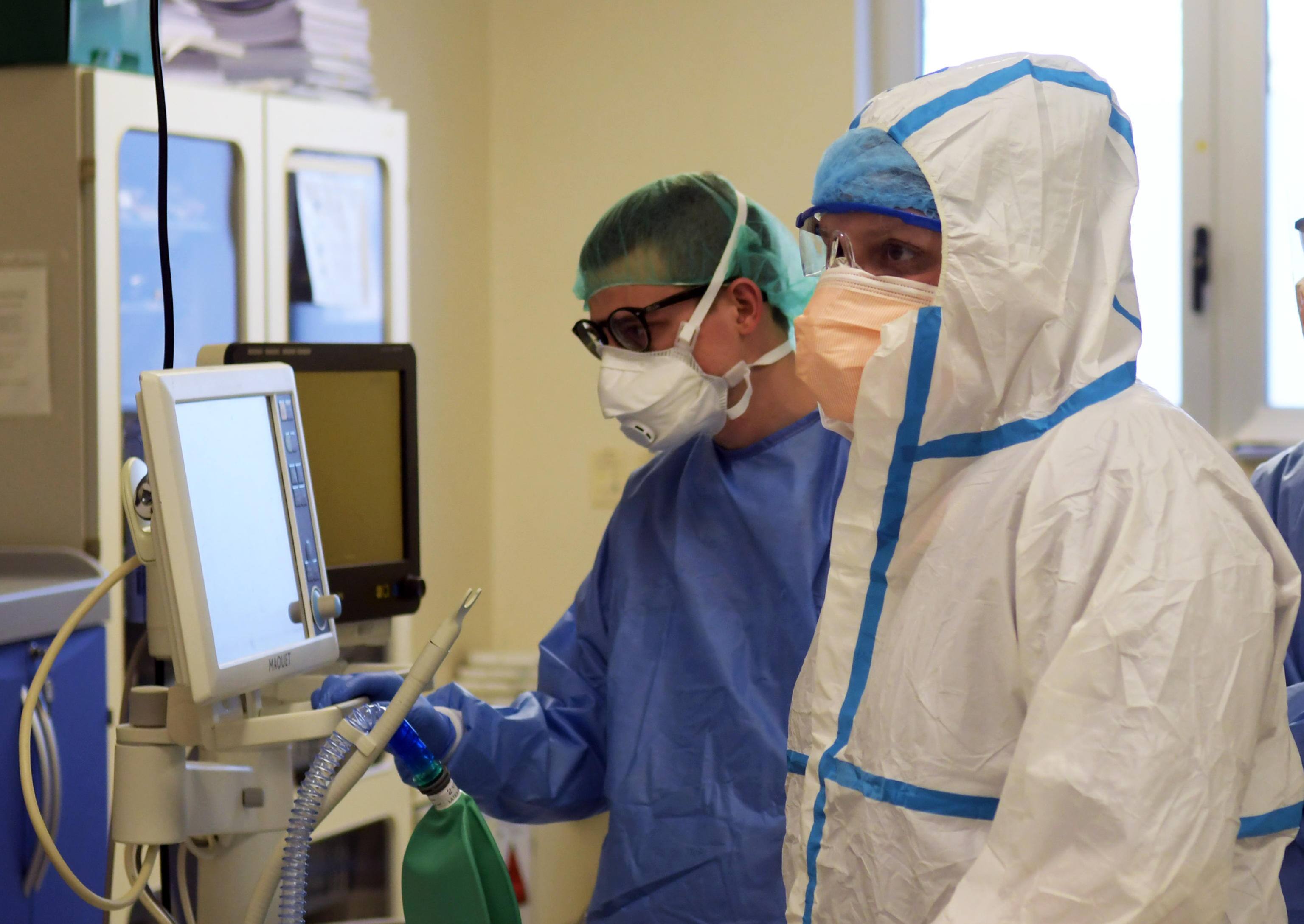 Medici e infermieri al lavoro senza sosta nel reparto di terapia intensiva passato da 5 a 17 letti per curare i pazienti covid all' ospedale di Vizzolo Predabissi, 24 Marzo 2020. Ansa/Andrea Canali