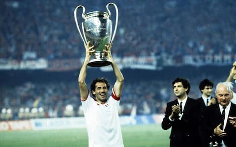 BARCELONA, SPAIN - MAY 24: Franco Baresi of AC Milan lifts the trophy after winnigns during the European Cup Final match between Steaua Bucarest and AC Milan at Camp Nou on May 24, 1989 in Barcelona, Spain.  (Photo by Alessandro Sabattini/Getty Images)