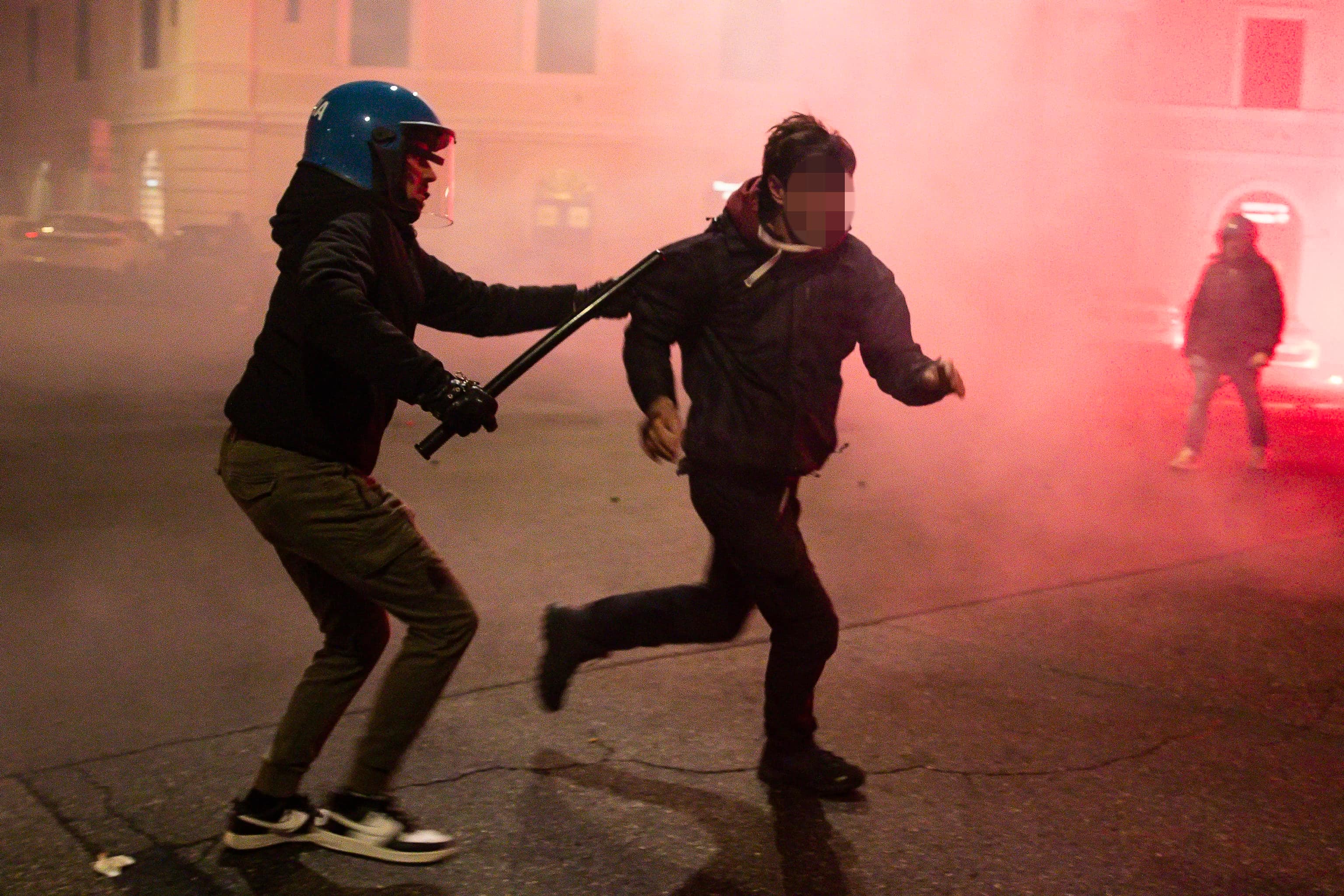 Scontri tra manifestanti e forze dell'ordine durante la manifestazione per Ramy Elgaml, nel quartiere di San Lorenzo, Roma, 11 gennaio 2025. ANSA/ANGELO CARCONI