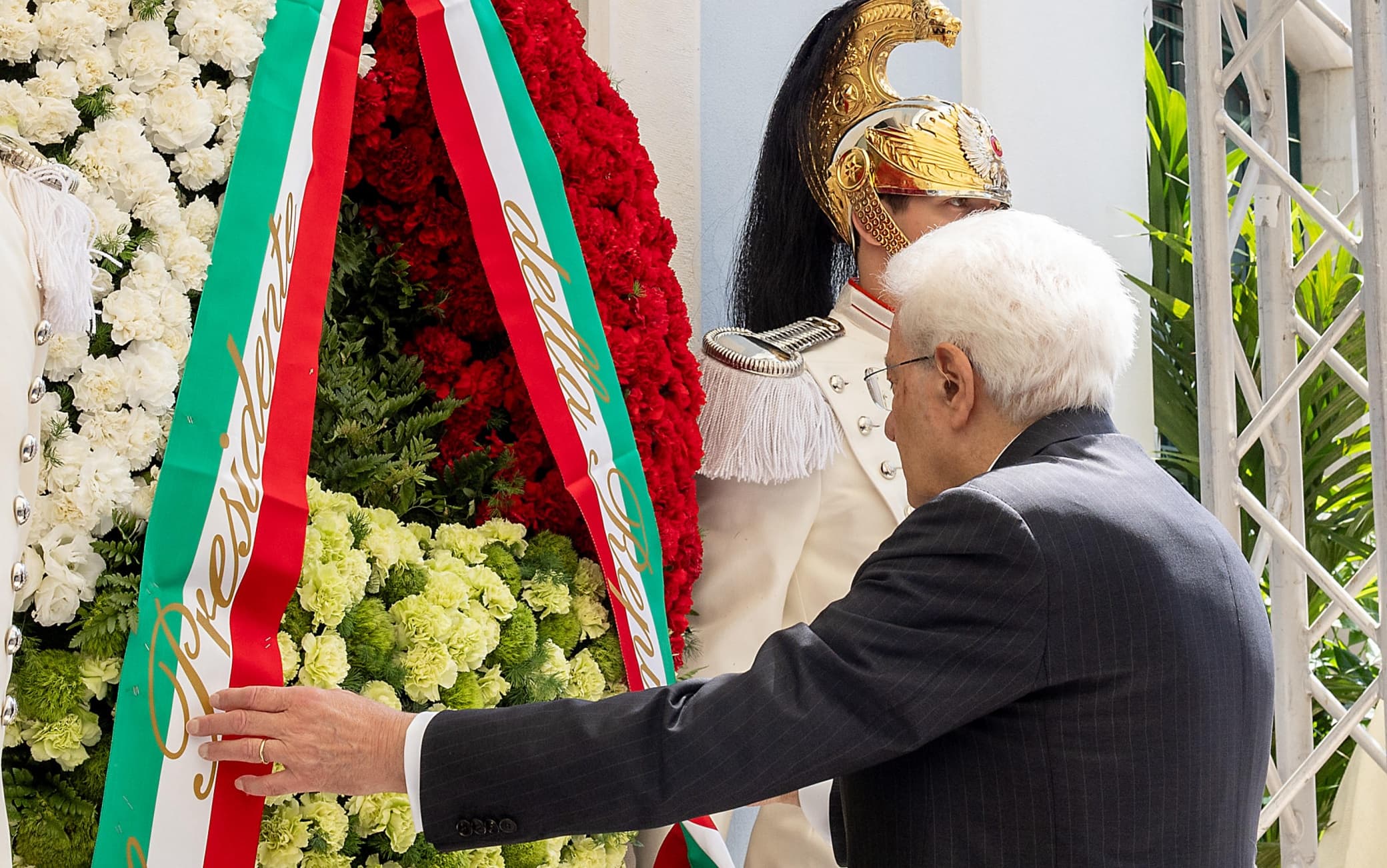 Andria - Il Presidente Sergio Mattarella depone una corona di fiori, sulla lapide in memoria delle vittime dell’incidente ferroviario di Andria-Corato. oggi 12 luglio 2026.(Foto di Paolo Giandotti - Ufficio per la Stampa e la Comunicazione)