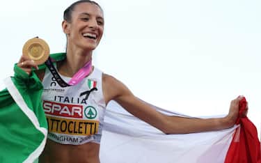 epa13162086 Gold medalist Nadia Battocletti of Italy poses for a photo after the 5000m Women final at the European Athletics Championships Birmingham 2026, Birmingham, Britain, 11 August 2026.  EPA/ADAM VAUGHAN