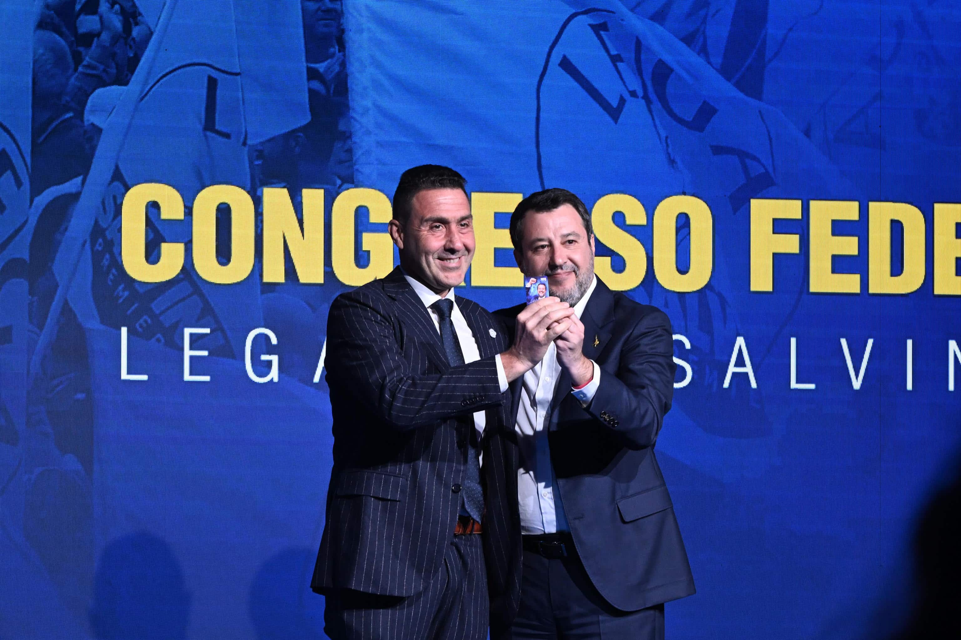 Matteo Salvini consegna la tessera della lega all ex generale Roberto Vannacci durante il Congresso Federale della Lega   Il coraggio della Liberta    alla Fortezza da Basso di Firenze 5 e 6 Aprile Firenze 05 Aprile   2025  ANSA/CLAUDIO GIOVANNINI