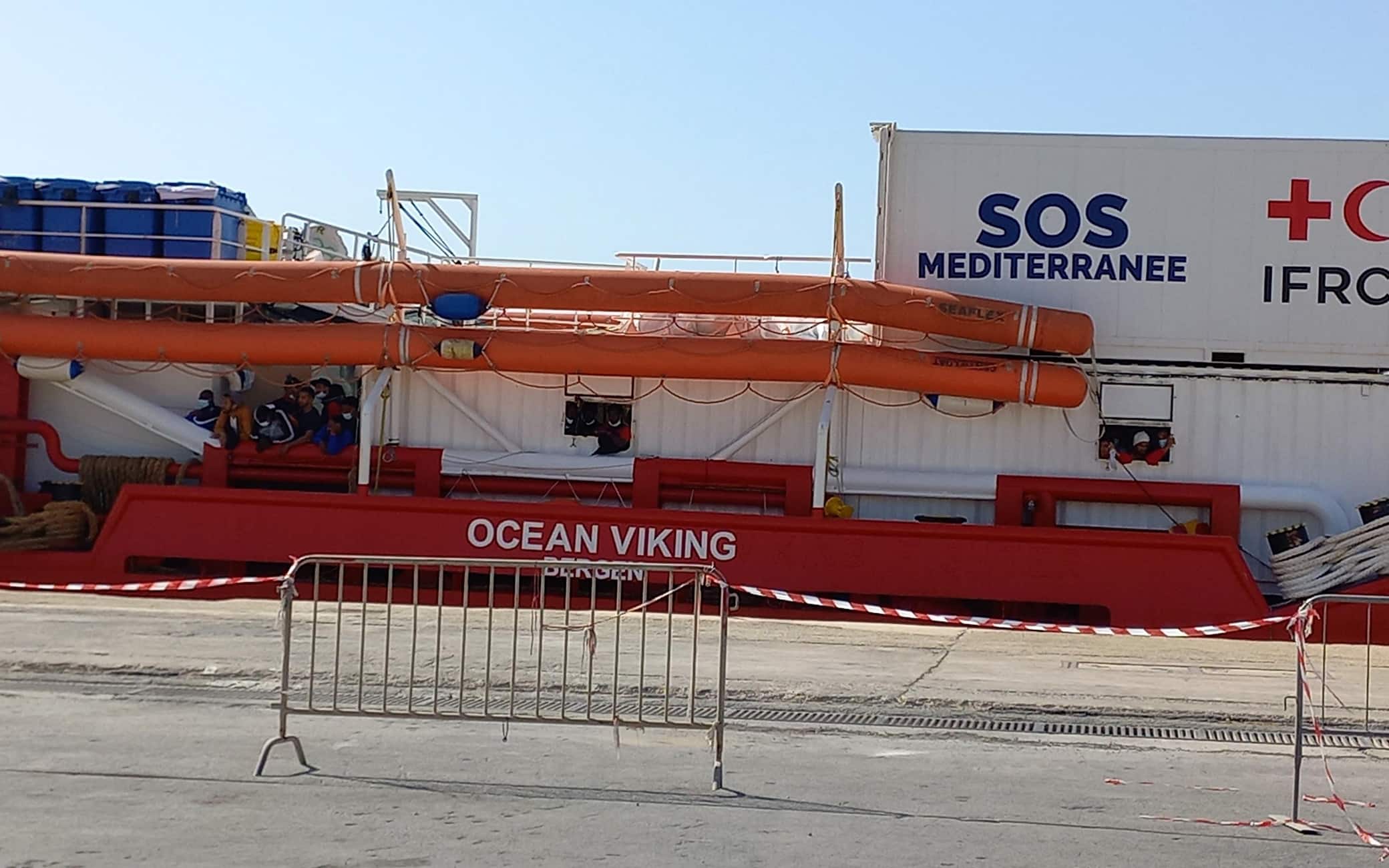 La Ocean Viking, la nave umanitaria di Sos MÃ©diterranÃ©e, che aveva lanciato un appello urgente per "un porto sicuro" ha attraccato con 306 migranti da 11 giorni a bordo al porto di Pozzallo (Ragusa), 6 luglio 2022. ANSA/ GIANFRANCO DI MARTINO