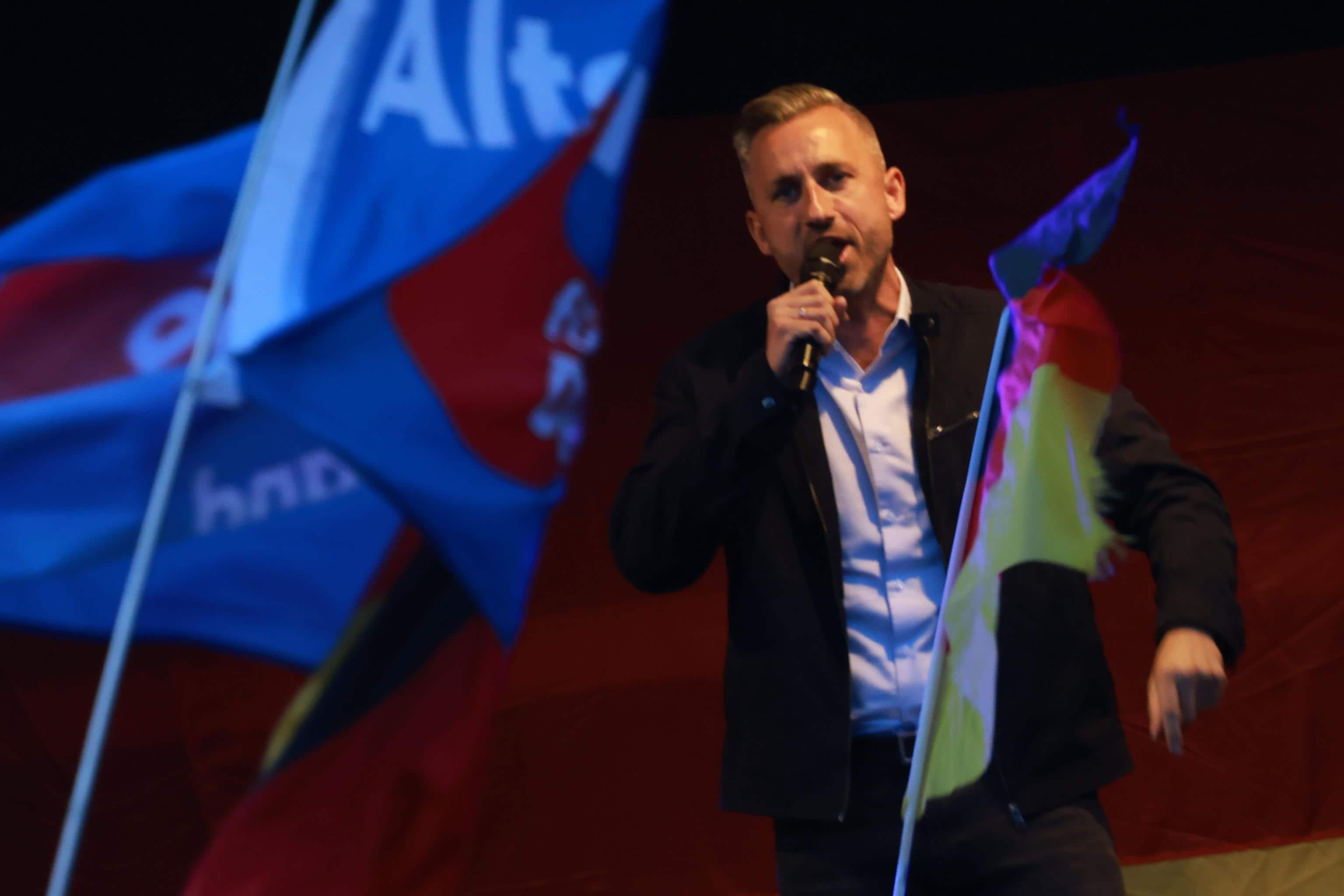 epa13189352 Ulrich Siegmund, lead candidate of the far-right Alternative for Germany (AfD), campaigns prior to state elections in Saxony-Anhalt, in Naumburg, Germany, 24 August 2026. The state of Saxony-Anhalt will hold its state parliamentary election on 06 September 2026.  EPA/HANNIBAL HANSCHKE
