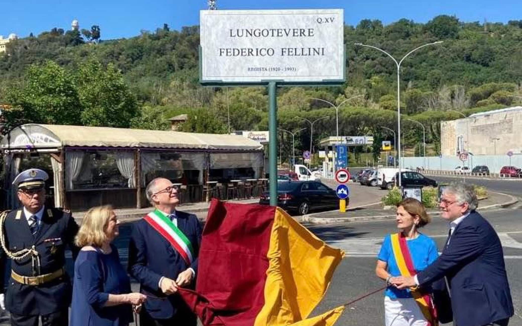 Un tratto del Lungotevere intitolato a Federico Fellini durante l'inaugurazione con il sindaco di Roma Roberto Gualtieri, Roma, 30 giugno 2022. TWITTER GUALTIERI +++ ATTENZIONE LA FOTO NON PUO' ESSERE RIPRODOTTA SENZA L'AUTORIZZAZIONE DELLA FONTE CUI SI RINVIA +++