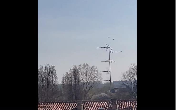 Due caccia sorvolano Milano
