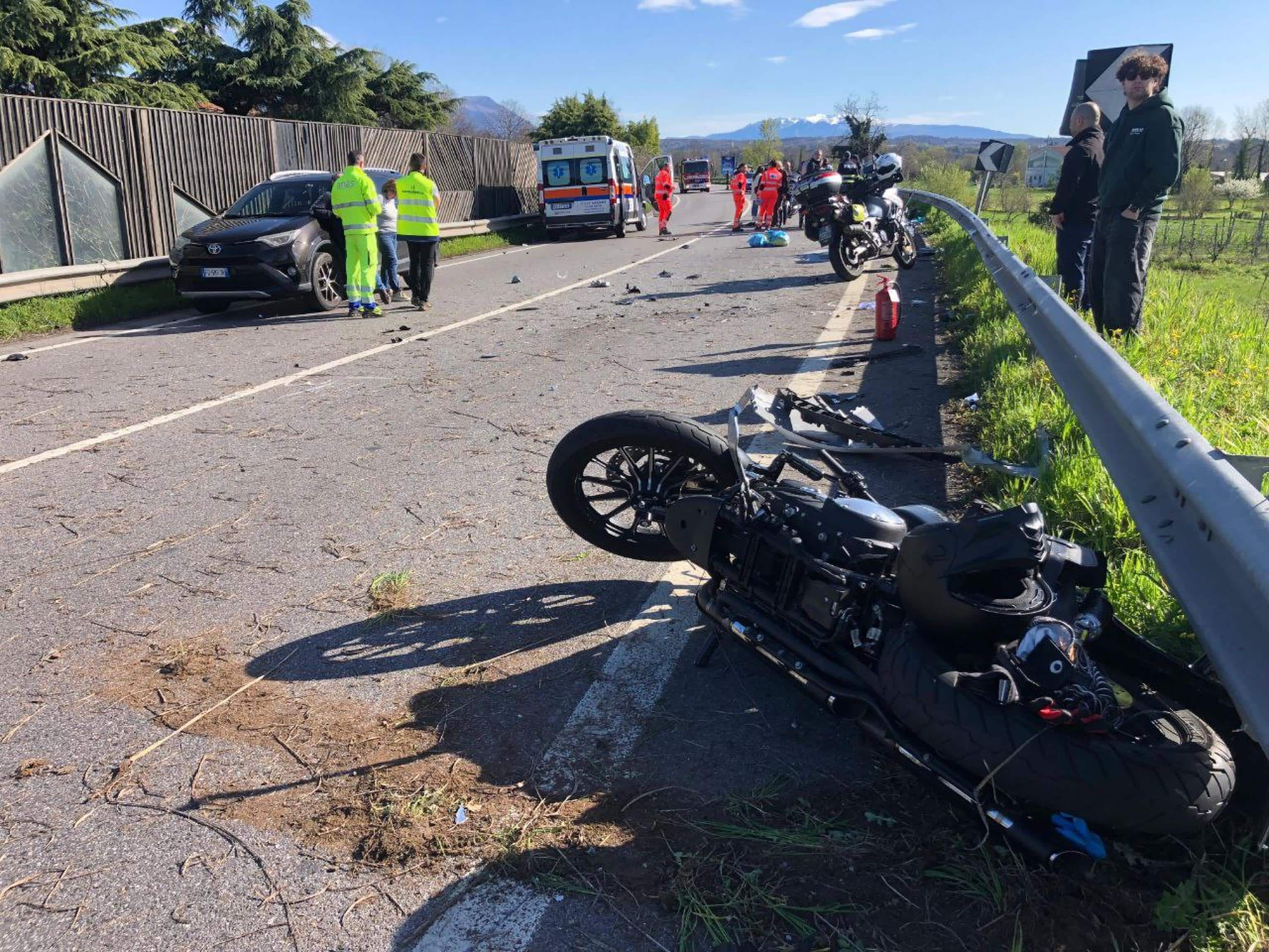 Il luogo dell''incidente frontale tra un auto contro cinque moto a Prevalle, Brescia, 30 marzo 2025.
ANSA/FILIPPO VENEZIA