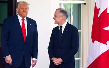 epa12078134 US President Donald Trump (L) greets Canadian Prime Minister Mark Carney at the White House in Washington, DC, USA, 06 May 2025.  EPA/WILL OLIVER