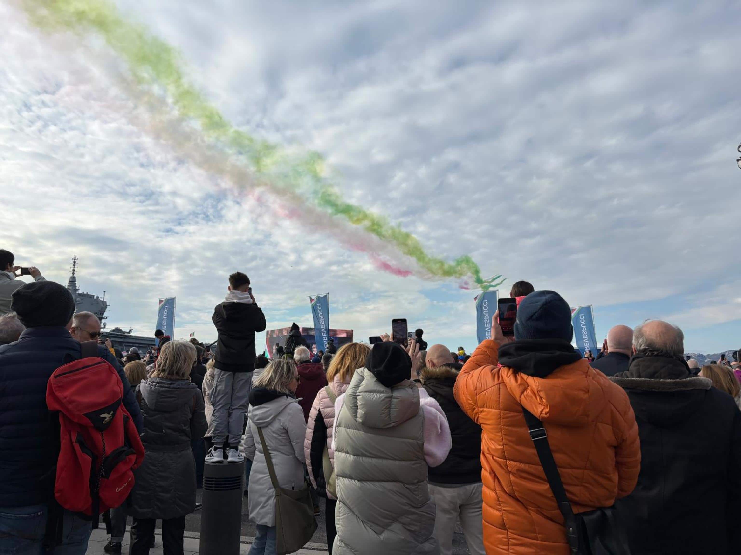 Sorvolo delle Frecce Tricolori su piazza Unità d Italia a Trieste per l arrivo della Amerigo Vespucci, 01 marzo 2025.
ANSA/ ALICE FUMIOS