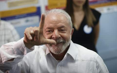 epa10275026 Former president of Brazil and presidential candidate Luiz Inacio Lula da Silva greets press after voting in the second round of the presidential elections in Sao Bernardo do Campo, Sao Paulo, Brazil, 30 October 2022.  EPA/FERNANDO BIZERRA