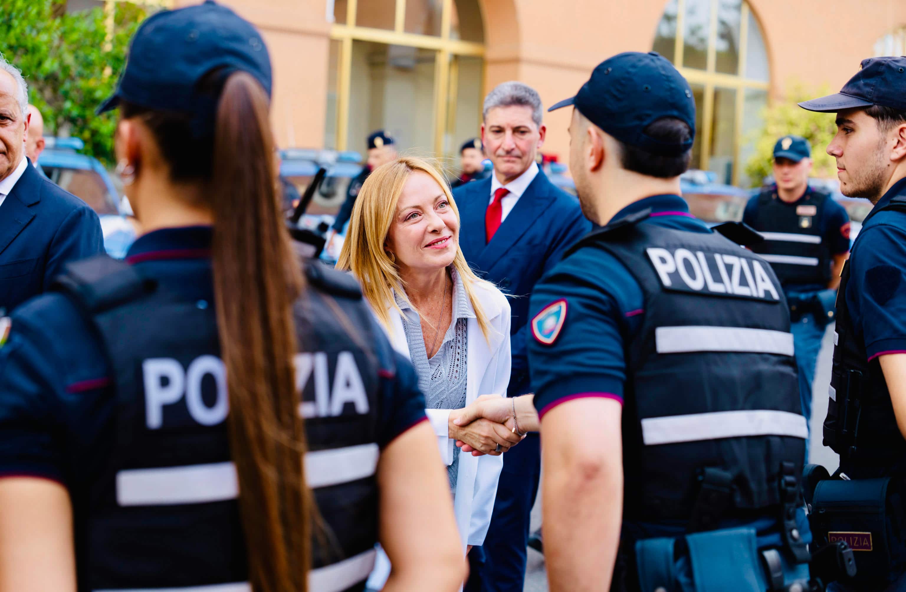 La presidente del Consiglio Giorgia Meloni, alla presenza del ministro dell Interno Piantedosi, saluta gli agenti iagenti impegnati nei servizi straordinari di prevenzione e controllo del territorio e nelle attività di sicurezza "Alto Impatto" nelle città di Roma e Milano, Roma, 17 luglio 2026. ANSA/ FILIPPO ATTILI UFFICIO STAMPA PRESIDENZA DEL CONSIGLIO ++ USARE SOLO PER ILLUSTRARE OGGI LA NOTIZIA INDICATA NEL TITOLO - NON ARCHIVIARE FOTO NON IN VENDITA - DA USARE SOLO PER FINI GIORNALISTICI - NPK+++