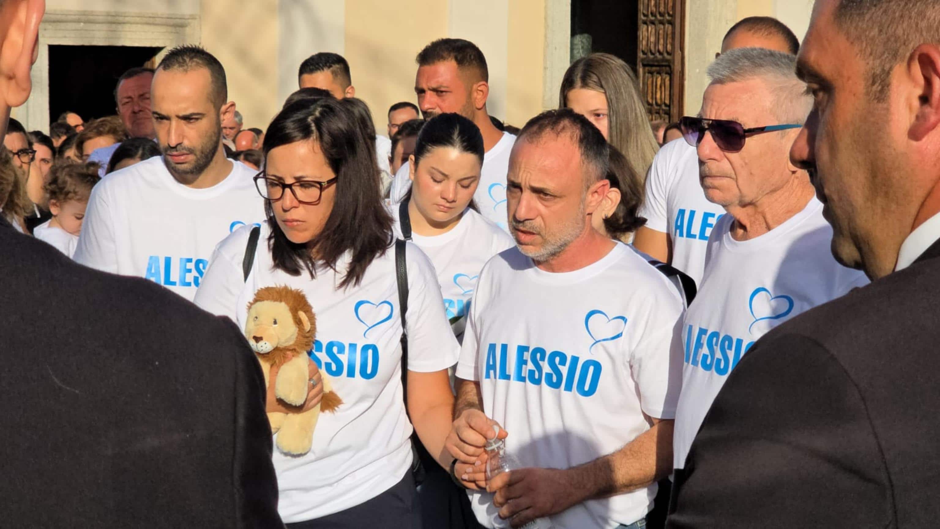 Un momento dei funerali a Zungri (Vibo Valentia)  di Alessio Pio, il bambino di 18 mesi morto nei giorni scorsi  nell'ospedale di Catanzaro dopo il ricovero per un infezione forse presa in un asilo di Tropea. Zungri 25 luglio 2026. ANSA/Gianluca Prestia