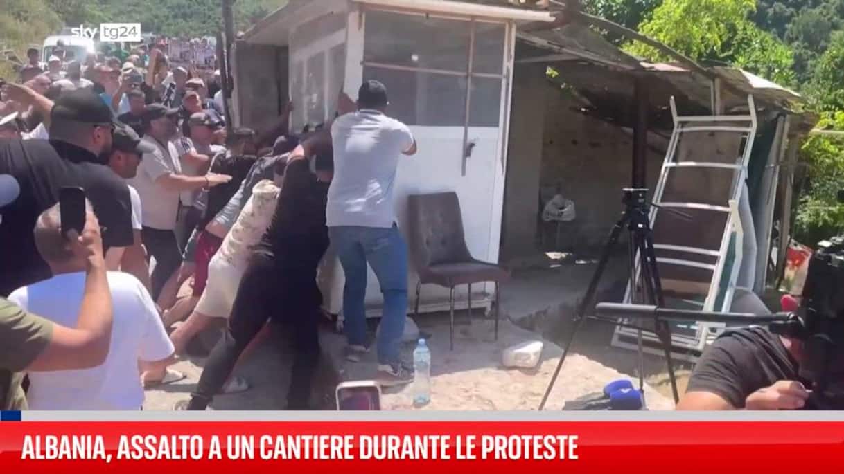 Albania, proteste contro Edi Rama: assalto a un cantiere