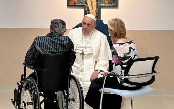 Un momento della visita di Papa Francesco al Reparto di Oncologia pediatrica e Neurochirurgia infantile al decimo piano del Policlinico Gemelli, adiacente all appartamento dove si trova in convalescenza dopo l'operazione, Roma, 15 giugno 2023. ANSA/US VATICAN MEDIA +++ NO SALES, EDITORIAL USE ONLY +++ NPK +++

A moment of Pope Francis' visit to the Pediatric Oncology and Child Neurosurgery Department on the tenth floor of the Gemelli Polyclinic, adjacent to the apartment where he is convalescing after the operation, Rome, 15 June 2023. ANSA/VATICAN MEDIA PRESS OFFICE +++ NO SALES, EDITORIAL USE ONLY +++ NPK +++