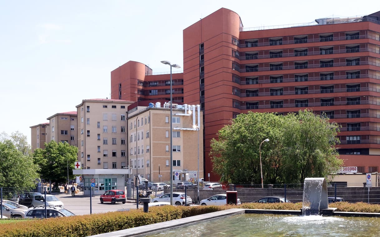 Omicidio a Pavia, ragazzo di 25 anni ucciso a coltellate in un parcheggio