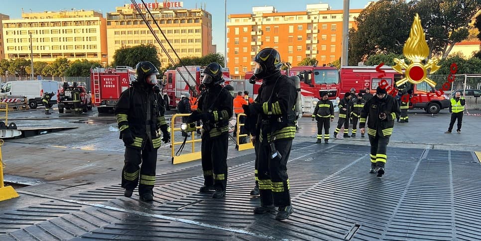 Al mattino vigili del fuoco ancora impegnati