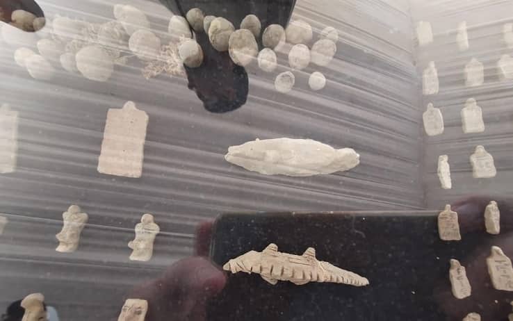 "I due più grandi e completi laboratori di imbalsamazione" egizi mai rinvenuti finora, uno per esseri umani e l'altro per animali, sono stati scoperti a Saqqara, la necropoli 30 km a sud del Cairo. Lo annuncia un testo diffuso dal ministero delle Antichità egiziano dando conto della scoperta anche di "due tombe e di una collezione di manufatti" compiuta da una missione archeologica egiziana a Saqqara, "una delle più grandi necropoli reali d'Egitto che ospita il più antico edificio in pietra della storia, la Piramide a gradoni di Djoser", 27 maggio 2023. ANSA/Calò