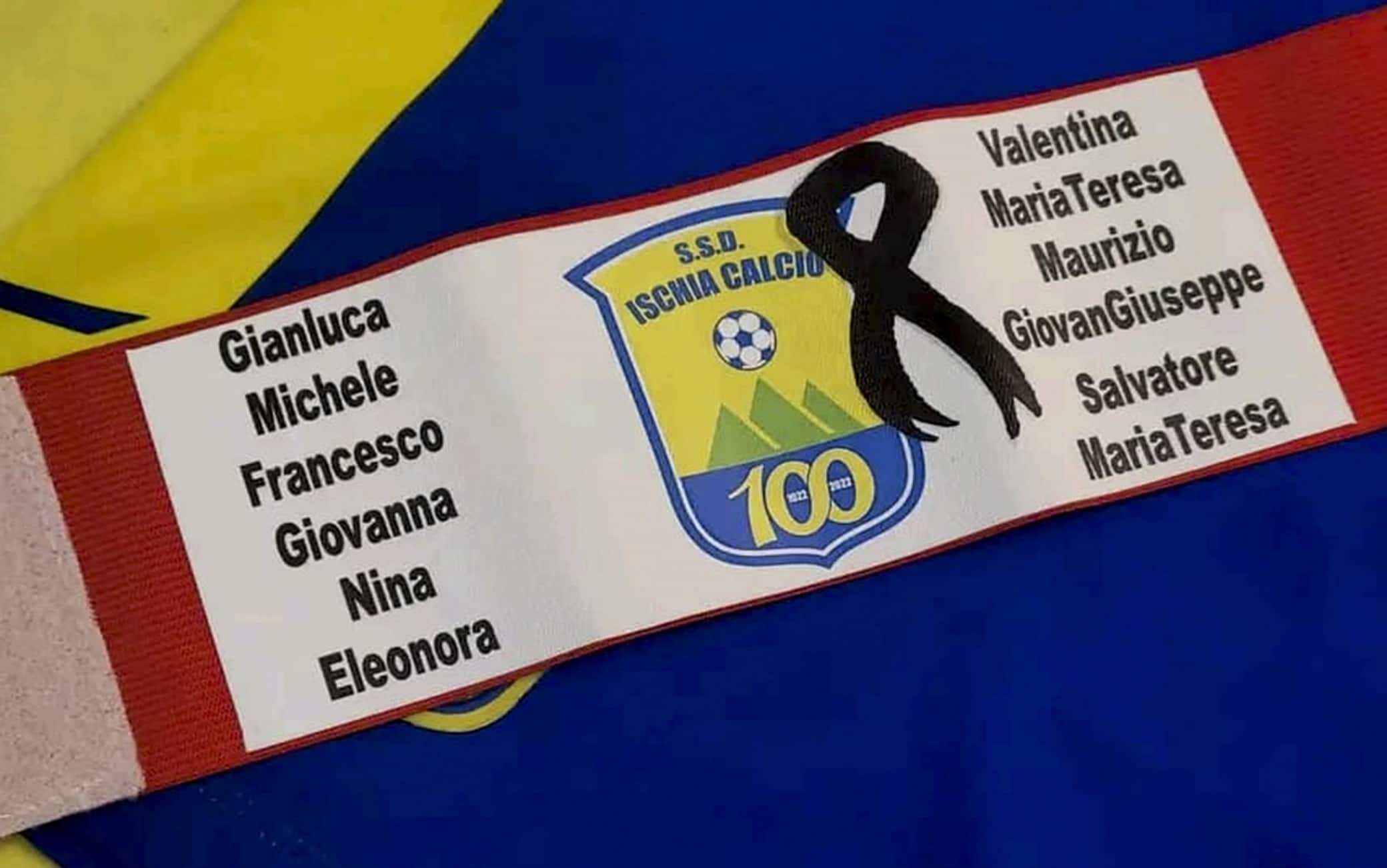 Giovanni Mattera, dell'Ischia Calcio, squadra militante nel campionato di eccellenza, in occasione della gara con il Napoli United indossa la fascia di capitano su cui sono scritti i nomi delle vittime della frana, 03 dicembre 2022.     NPK       ANSA / Per gentile concessione di Eugenio Di Meglio della Protezione Civile    +++ ANSA PROVIDES ACCESS TO THIS HANDOUT PHOTO TO BE USED SOLELY TO ILLUSTRATE NEWS REPORTING OR COMMENTARY ON THE FACTS OR EVENTS DEPICTED IN THIS IMAGE; NO ARCHIVING; NO LICENSING +++