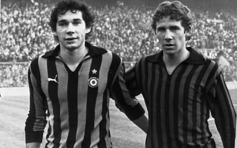I fratelli Baresi, Franco (D) del Milan e Giuseppe dell'Inter, al termine del derby del 13 novembre 1978.
ANSA/ARCHIVIO