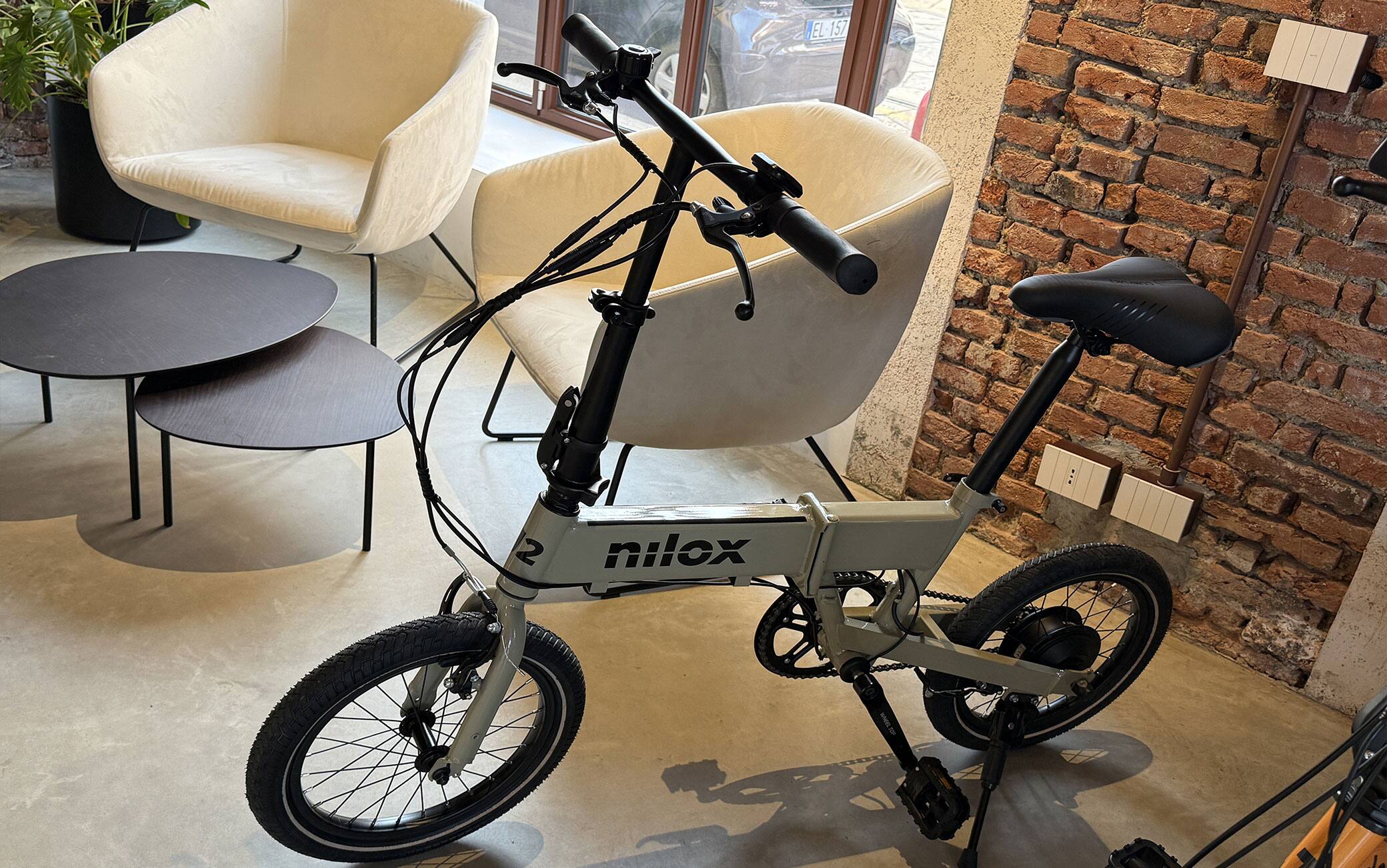 Tra i modelli della gamma City, J2 è ideale per gli spostamenti in città e si piega a metà