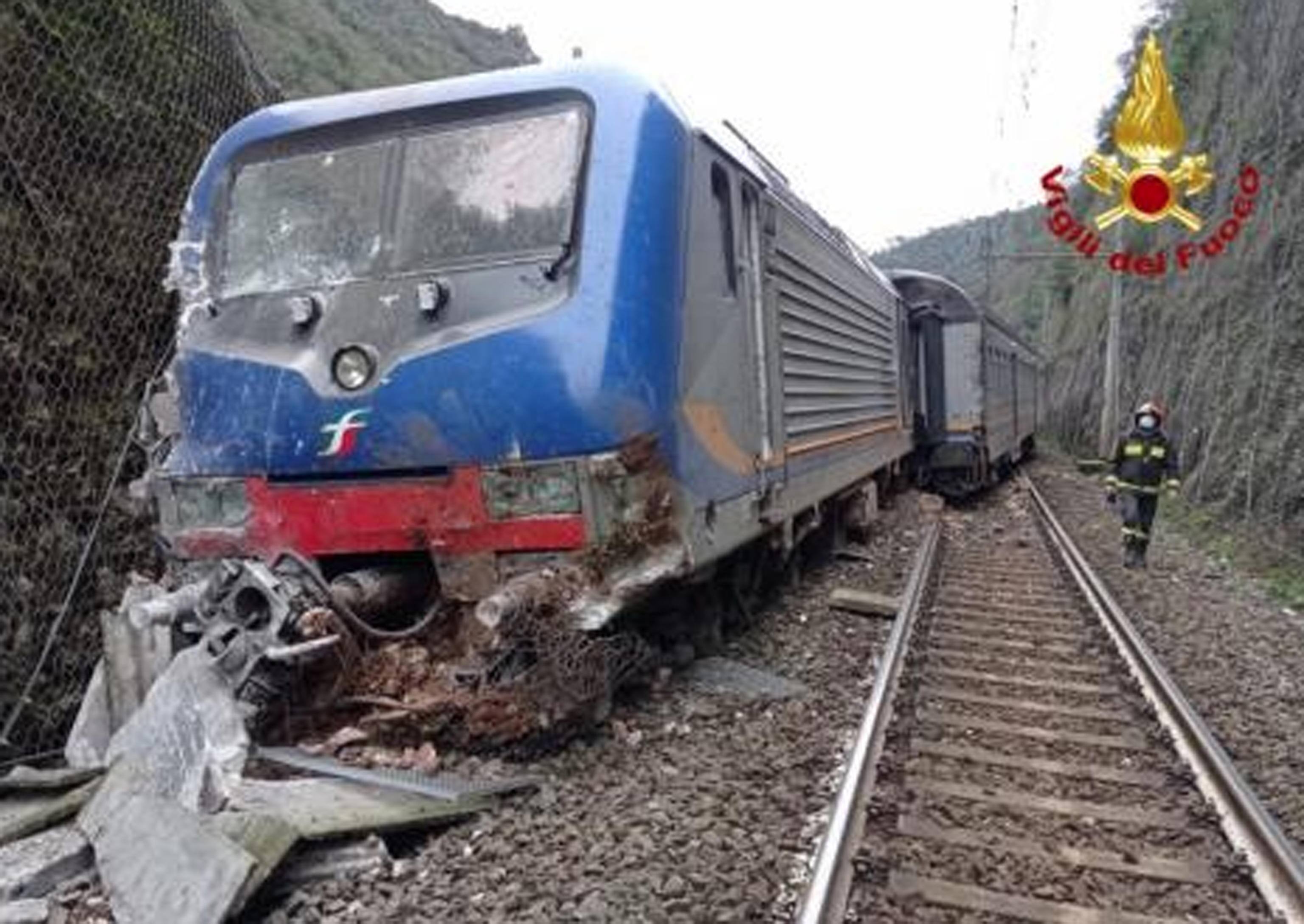 Foto pubblicata dal profilo Twitter dei Vigili del Fuoco, 7 gennaio 2021. "Intervento in corso dei Vigili del fuoco dalle 14.15 di oggi per una frana sulla tratta ferroviaria Terni-Falconara, in loc. Giuncano, che ha causato il deragliamento della locomotiva e del primo vagone di un treno con 50 passeggeri a bordo. Segnalate due persone contuse, squadre al lavoro per ripristinare la sicurezza sull area", il post a commento. ANSA/PROFILO TWITTER VIGILI DEL FUOCO ++ NO SALES EDITORIAL USE ONLY +++