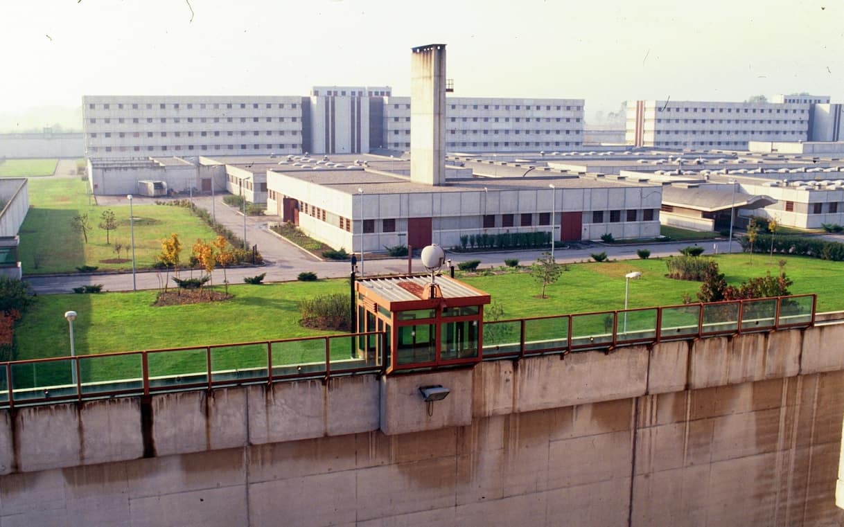Opera, si cala con le lenzuola annodate e scappa: evaso un detenuto 41enne Opera, si cala con le lenzuola annodate e scappa: evaso un detenuto 41enne