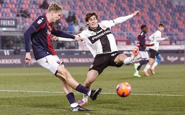 Bologna's Torbjørn Heggem (L) and Parma's  Benjamin Cremaschi  in action during the Italian Cup soccer match Bologna FC vs Parma Calcio at Renato Dall'Ara stadium in Bologna, Italy, 4 December 2025. ANSA /ELISABETTA BARACCHI