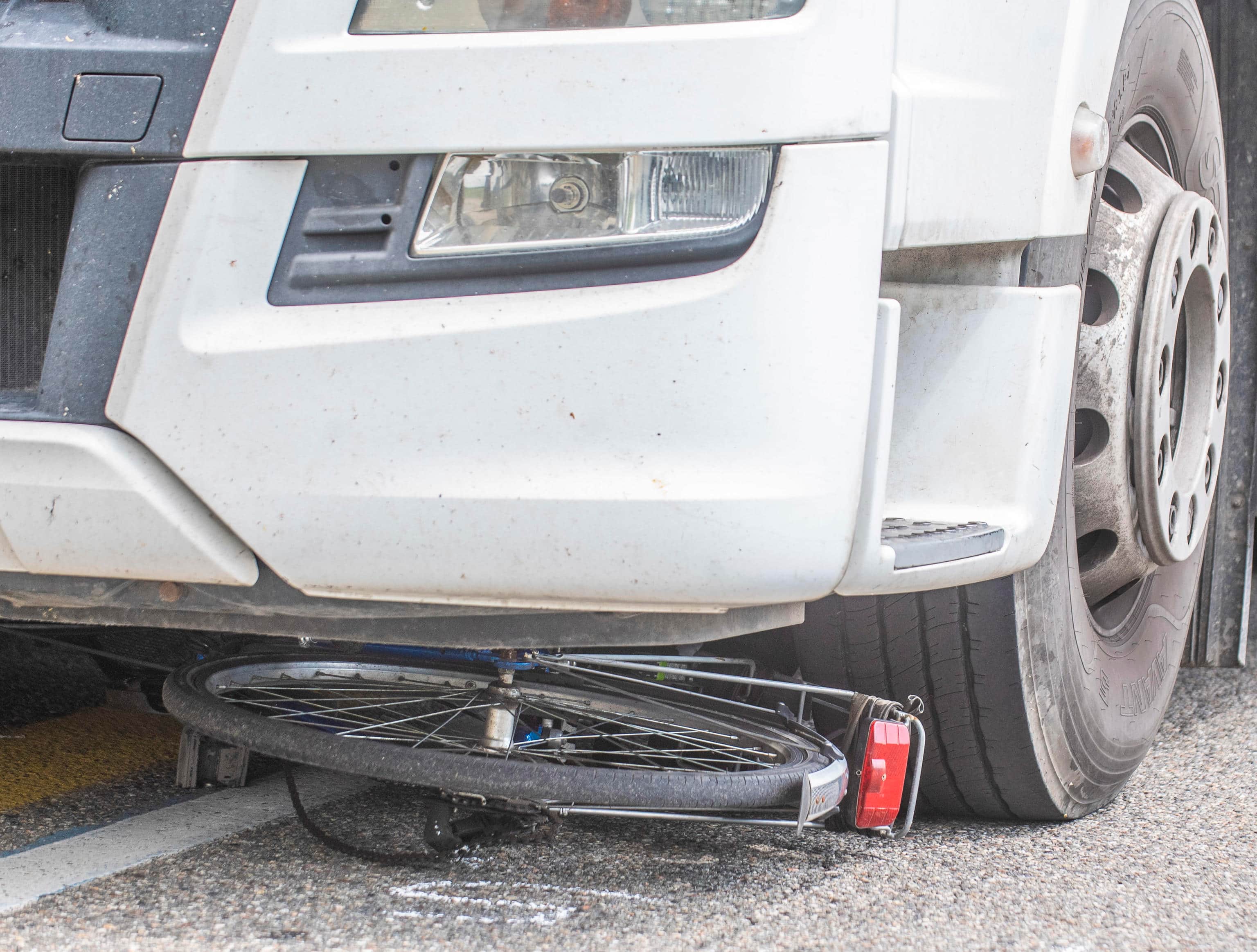 Polizia locale effettua i rilievi sul luogo dove un ciclista è stato investito e ucciso da un camion a Milano, 8 maggio, 2023. Il ciclista dopo l'impatto col mezzo pesante, un autoarticolato, è stato portato in codice rosso all'ospedale Niguarda dove poco dopo è deceduto a causa delle ferite riportate. Ansa/Andrea Fasani