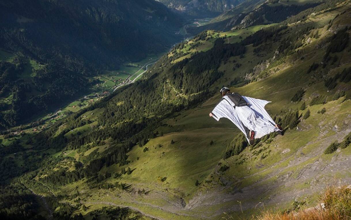 Muore dopo un lancio con la tuta alare dalla conca di Bolzano | Sky TG24