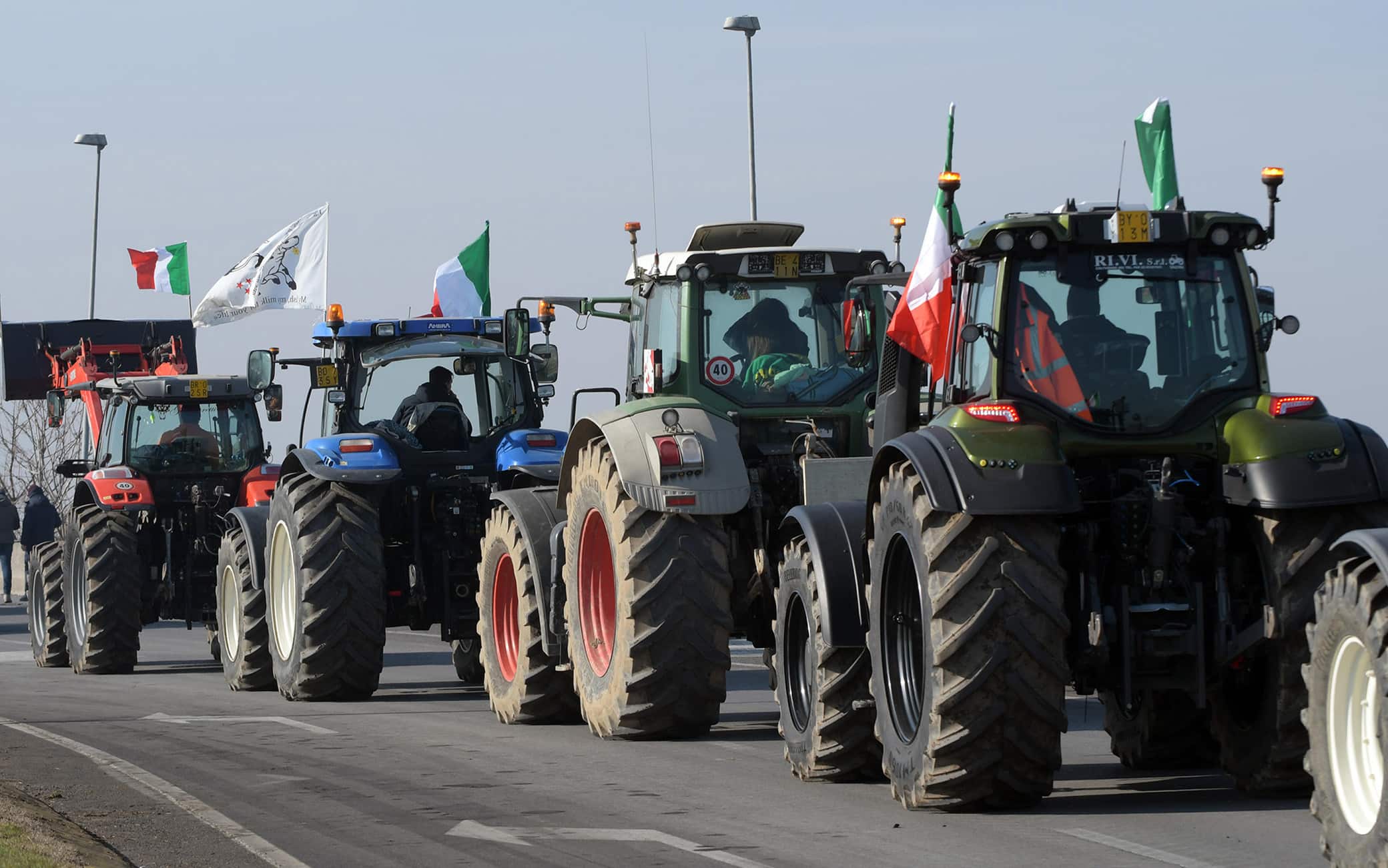 Prosegue la protesta contro le politiche europee degli agricoltori che da martedì scorso si trovano con i loro trattori nell'area del casello dell'autostrada A1 a Melegnano, alle porte di Milano, 02 febbraio 2024. Al presidio oggi partecipa un centinaio di manifestanti con una settantina di mezzi./////A moment of the farmers' protest against European policies in Melegnano, near Milan, Italy, 02 February 2024. ANSA/ANDREA CANALI