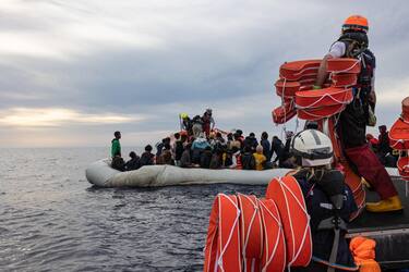 Un'operazione di soccorso a migranti in mare