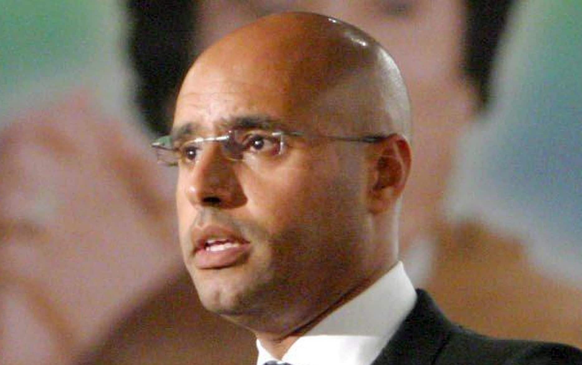 Saif al-Islam Gheddafi in un'immagine del 2009.  Il figlio maggiore di Muammar Gheddafi, Saif al Islam, Ã¨ stato nominato dagli appartenenti alla tribÃ¹ del padre suo successore alla testa di quella che hanno definito "la guerra di liberazione". A darne notizia oggi Ã¨ il sito web del giornale internazionale arabo Al Sharq al Awsat. Analogamente giovani di altre tribÃ¹ (Warfela e Magareha) hanno designato Saif al Islam successore del padre per "la liberazione della Libia", contro "i rivoluzionari della NATO". Nel sito si precisa che allo stato attuale non si hanno notizie di dove si trovi Saif al Islam, che alcune voci davano per fuggito in Niger, altre per arrestato dal Consiglio Nazionale Transitorio libico. L'Interpol, si ricorda, ha chiesto al figlio di Gheddafi di consegnarsi, in modo che possa essere processato dala Corte Penale Internazionale dell'Aja. Gli appartenenti alla tribÃ¹ di Gheddafi affermano anche, Ã¨ scritto nel sito, di aver rifiutato di riconoscere il Consiglio Nazionale Transitorio libico. Infine gli abitanti della cittÃ  di Bou Hadi, nel sud della regione della Sirte, luogo di nascita di Gheddafi, hanno rifiutato di firmare un documento a sostegno del Consiglio Transitorio.     ANSA/SABRI ELMHEDWI