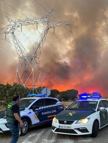 epa13141104 A handout photo made available by the Spanish Civil Guard shows Spanish Civil Guard blocking a road during a wildfire in Fermoselle, Zamora, Spain, 30 July 2026.  EPA/SPANISH CIVIL GUARD / HANDOUT MANDATORY CREDIT HANDOUT EDITORIAL USE ONLY/NO SALES