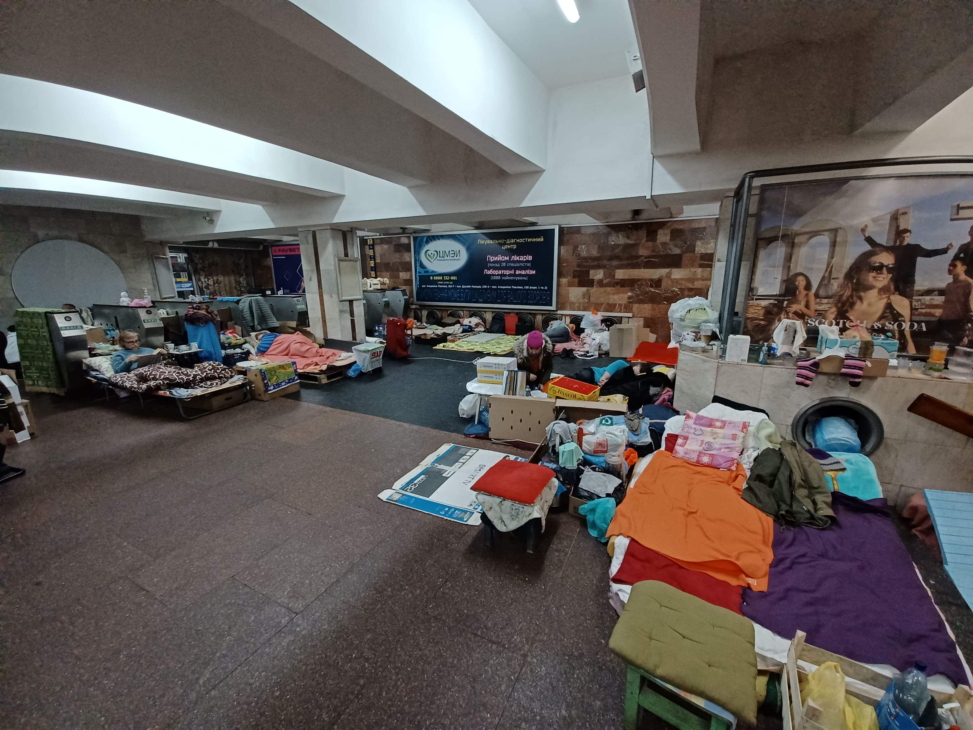 Persone accampate nella metro di Kharkiv