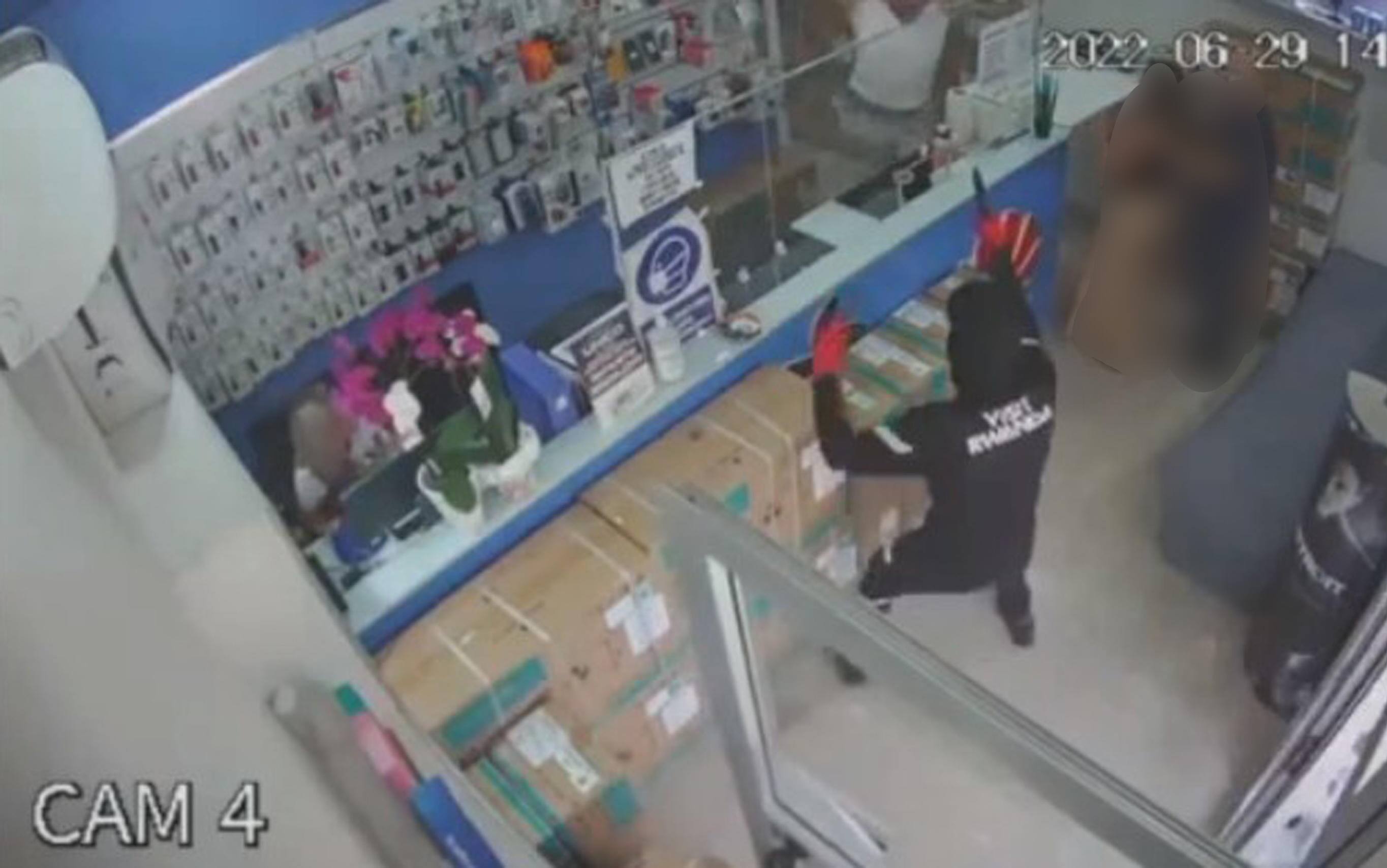 Il frame mostra il rapinatore che lo scorso 29 giugno, volto mascherato e pistola in pugno, ha fatto irruzione in un negozio di elettronica di Afragola (Napoli) intimando al proprietario di consegnargli l'incasso. Il titolare del negozio alla vista della rivoltella puntatagli contro, ha reagito scaraventando addosso al giovane il pc che aveva preso per i clienti che erano in negozio, 8 Luglio 2022. ANSA/WEB