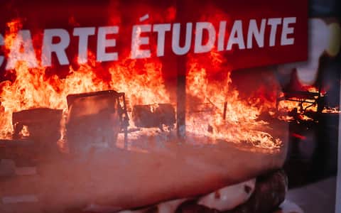 IPA89183735 - Le 1er octobre 2026, a Brest, en France, des lyceens du campus Kerichen, qui regroupe les lycees La Perouse-Kerichen, Jules Lesven et Vauban, participent a une manifestation lyceenne dans les rues de Brest.
Feu allume devant le lycee Jules Lesven lors de la mobilisation lyceenne.
On October 1, 2026, in Brest, France, high school students from the Kerichen campus, which includes La Perouse-Kerichen, Jules Lesven and Vauban high schools, take part in a student protest through the streets of Brest.A fire burns outside Jules Lesven high school during the student protest.//PICAUDJUSTIN_P0099/Credit:Justin Picaud/SIPA/2610011735